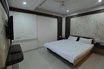 Jal Sagar Hotel Vadodara Exterior photo