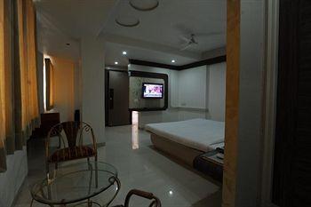 Jal Sagar Hotel Vadodara Exterior photo