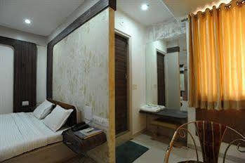 Jal Sagar Hotel Vadodara Exterior photo
