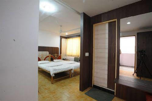 Jal Sagar Hotel Vadodara Exterior photo